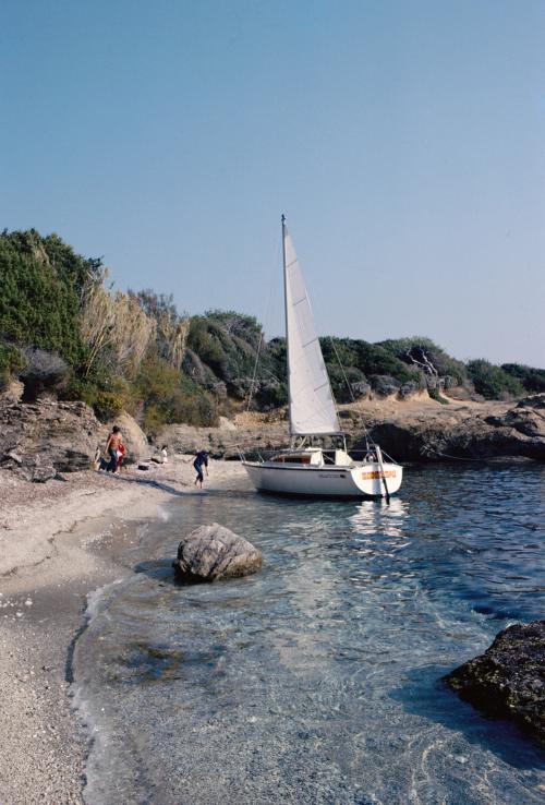 Iconographie - Un First 22 amarré sur une plage