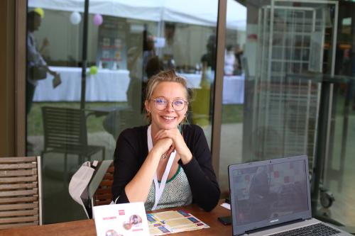 Iconographie - Morgane Godet sur le stand patrimoine culinaire à la Grande Fête