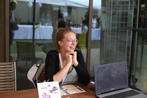 Iconographie - Morgane Godet sur le stand patrimoine culinaire à la Grande Fête