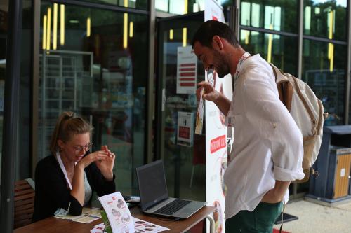 Iconographie - Morgane Godet sur le stand patrimoine culinaire à la Grande Fête