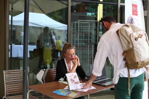 Iconographie - Morgane Godet sur le stand patrimoine culinaire à la Grande Fête