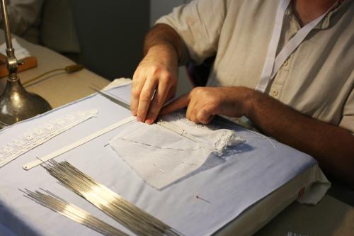 Iconographie - Savoir-faire sur le stand des coiffes à la Grande Fête 