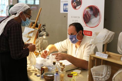 Iconographie - Guillaume Blin sur le stand des savoir-faire à la Grande Fête 