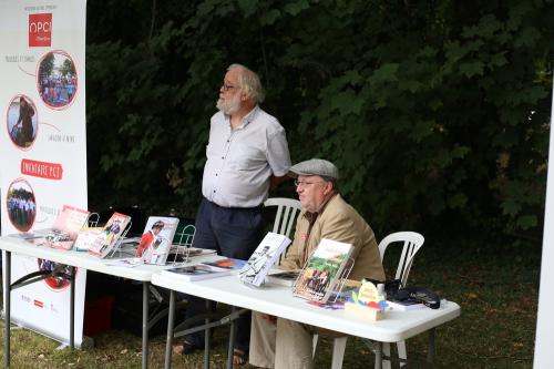 Iconographie - Michèle Colleu et Bernard Subert sur le stand des présentations de livres à la Grande Fête