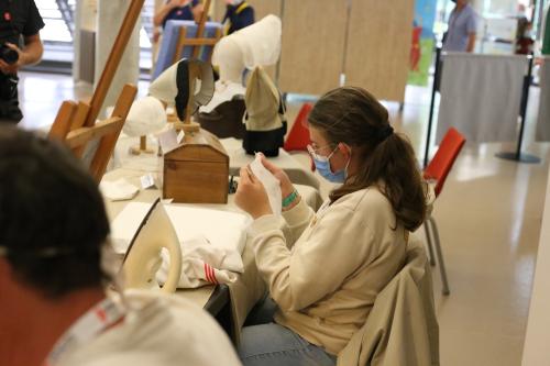 Iconographie - Savoir-faire sur le stand des coiffes à la Grande Fête 