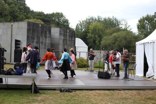 Iconographie - Chants et danses par le groupe Bise-Dur 