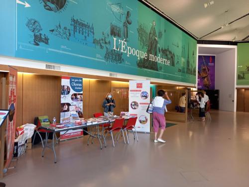 Iconographie - Murielle sur le stand de la vente de livre de l’OPCI à la Grande Fête