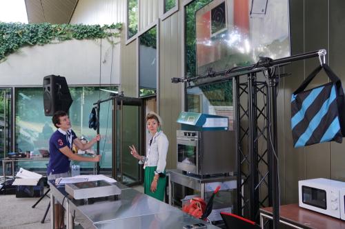 Iconographie - Installation de la cuisine pour la démonstration par les chefs lors de la Grande Fête