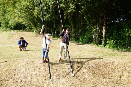 Iconographie - Démonstration et initiation au saut à la ningle lors de la Grande Fête