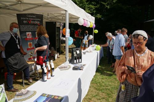 Iconographie - Dégustation sur les stands des producteurs de Vendée lors de la Grande Fête 