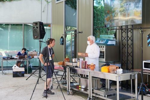 Iconographie - Installation de la cuisine pour la démonstration par les chefs lors de la Grande Fête