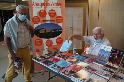 Iconographie - Jean-Pierre Bertrand sur le stand de la vente de livres lors de la Grande Fête