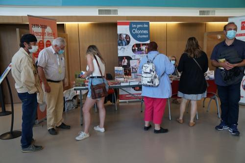 Iconographie - Stand de ventes de livres par OPCI et AREXCPOI lors de la Grande Fête