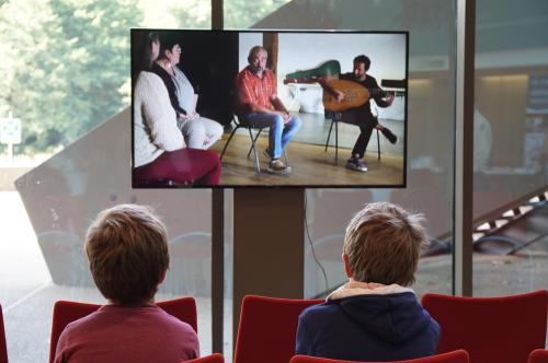 Iconographie - Enfants devant le film de l’OPCI lors de la Grande Fête