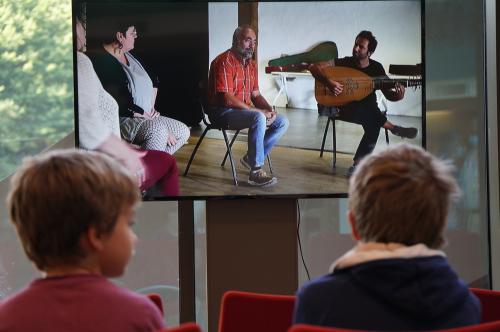 Iconographie - Enfants devant le film de l’OPCI lors de la Grande Fête