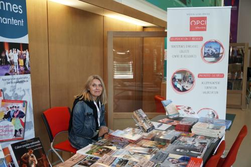 Iconographie - Murielle sur le stand de la ventes de livres lors de la Grande Fête