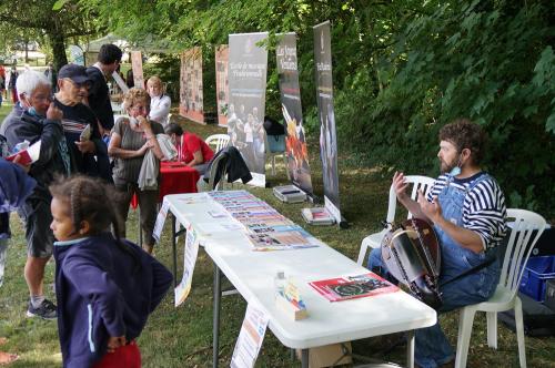 Iconographie - Démonstration d'instrument traditionnel lors de la Grande Fête