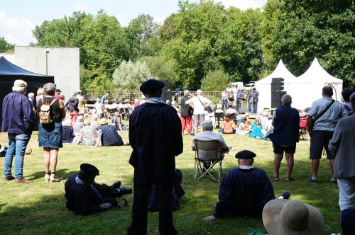 Iconographie - Ambiance spectacle dans une prairie de l’Historial lors de la Grande Fête de Vendée