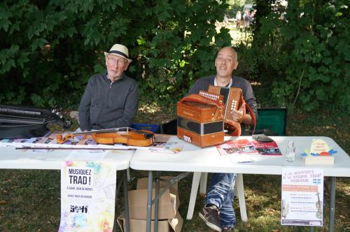 Iconographie - Jean-Paul Goulvestre et Jean-Philippe Burgaud sur le stand de la musique traditionnelle lors de la Grande Fête