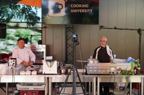 Iconographie - Jean-Marc Pérochon et Jean-Pierre Pouvreau lors d’une démonstration culinaire à la Grade Fête