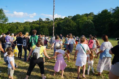 Iconographie - Danse autour du Mât de Mai lors de la Grande Fête