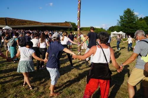 Iconographie - Danse autour du Mât de Mai lors de la Grande Fête