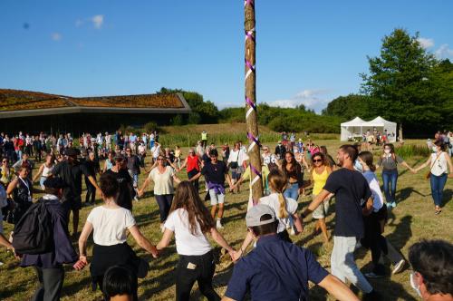 Iconographie - Danse autour du Mât de Mai lors de la Grande Fête