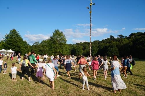 Iconographie - Danse autour du Mât de Mai lors de la Grande Fête