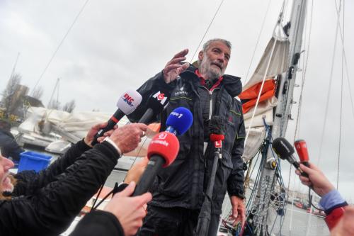 Iconographie - Jean-Luc Van den Heedn à l'arrivée avec presse