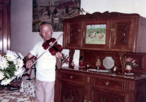 iconographie - Paul Guilloteau avec son violon à la Boctière