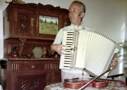 Iconographie - Paul Guilloteau avec son accordéon à la Boctière