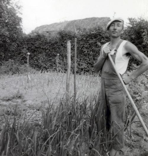 Iconographie - Paul Guilloteau à la Boctière en jardinage