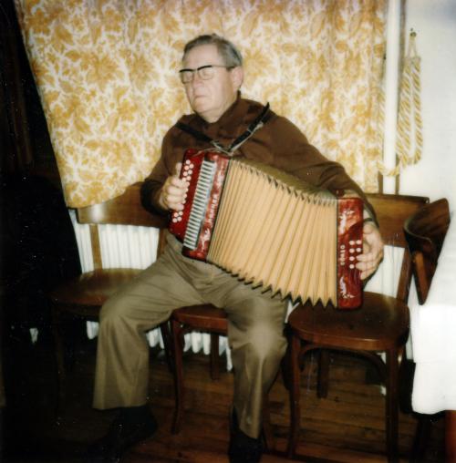 Iconographie - Maurice Delavaud, accordéoniste, à Morzine