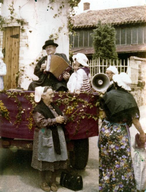 Iconographie - Maurice Delavaud, accordéoniste, cavalcade fleurie