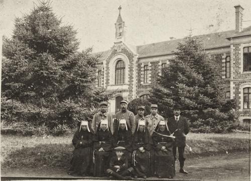 Iconographie - Hospice Lejeune, religieuses et militaires dans le parc