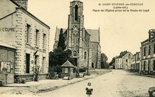 Iconographie - Place de l'Eglise prise de la route de Legé