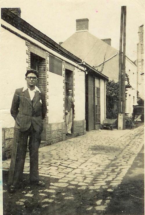 Iconographie - Devant la boulangerie du bourg, Saint-Etienne-de-Corcoué