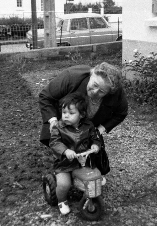 Iconographie - Enfant sur son tracteur jouet