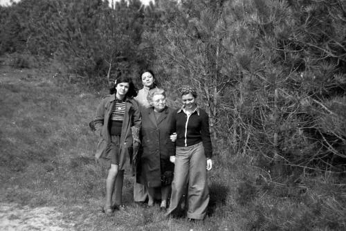 Iconographie - Jeunes femmes en bordure d'une sapinière