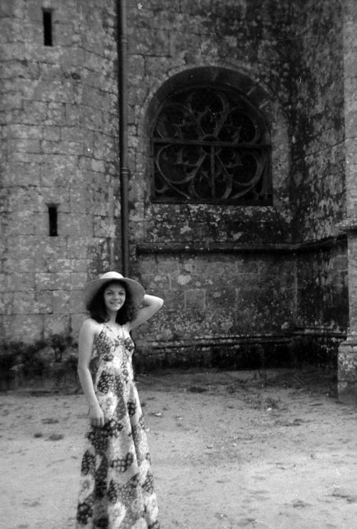 Iconographie - Jeune femme posant devant l'église