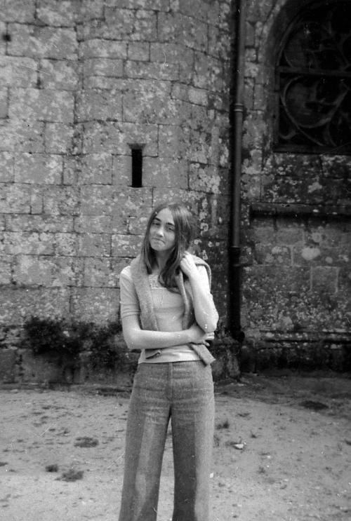 Iconographie - Jeune femme posant devant l'église