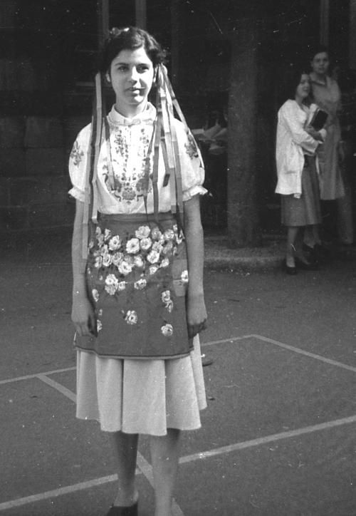 Iconographie - Jeune fille costumée