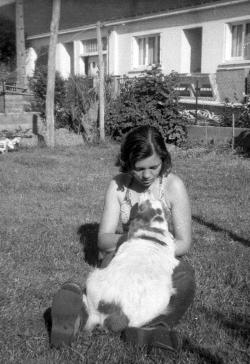 Iconographie - Jeune femme et son chien