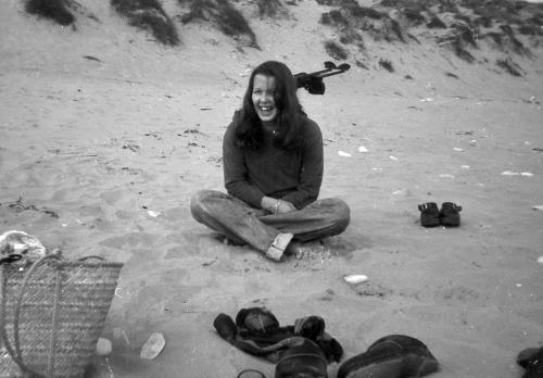 Iconographie - Jeune femme sur le sable
