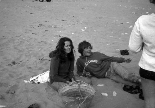 Iconographie - Jeunes gens sur le sable