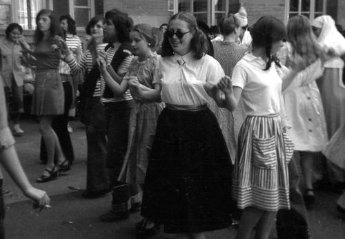 Iconographie - Jeunes filles dansant