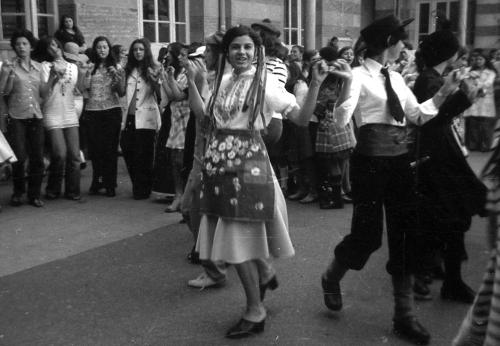 Iconographie - Jeunes filles costumées dansant