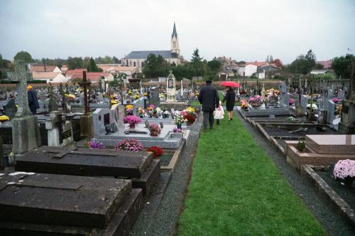 Iconographie - Le cimetière le premier novembre
