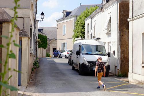 Iconographie - Une rue près de l'église Notre Dame