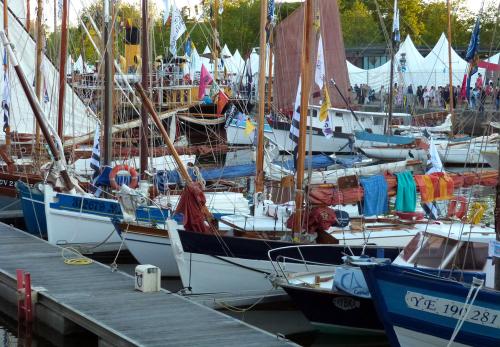 Iconographie - Semaine du Golfe - Voilier au ponton